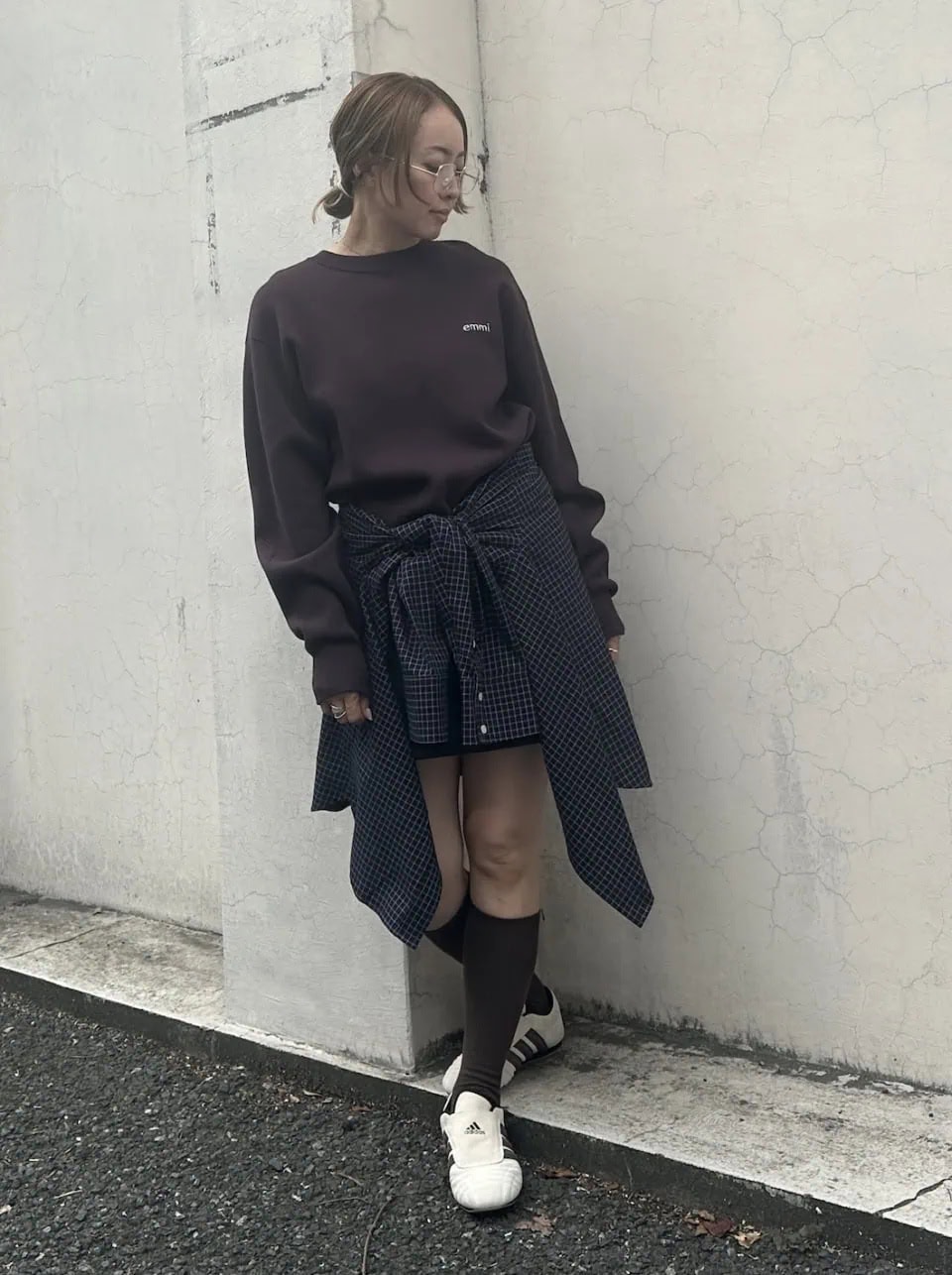 スニーカー￥15,400（adidas Originals for emmi）、トップス￥15,400、スカート￥16,500、シャツ￥18,700、靴下￥2,750、眼鏡￥4,290（全てエミ）、その他は全て本人私物