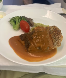 メインディッシュの魚料理がおいしすぎて白ワインが進みまくり！