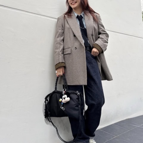 【40代スナップ】デニムとスニーカー、でも「トラッド」！ きちんと見えも叶えます｜藤林美紀さん