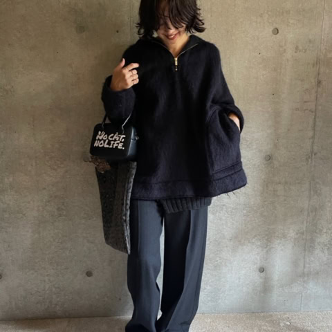 【40代スナップ】ポップなブルー「スニーカー」がキレイめカジュアルと相性抜群！｜濱中鮎子さん