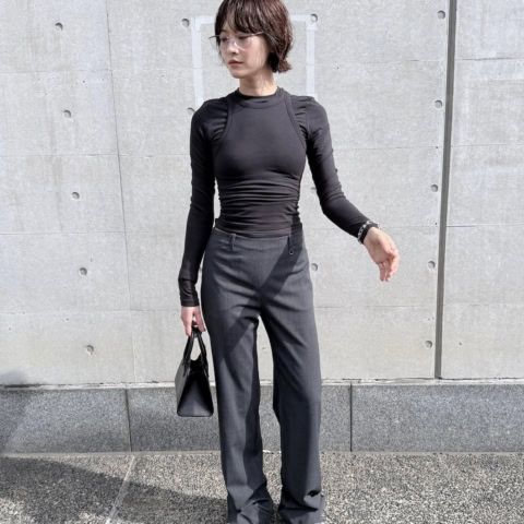 【40代スナップ】「パイソン柄」スニーカーでドレスアップとヌケ感を両立｜増渕聡美さん