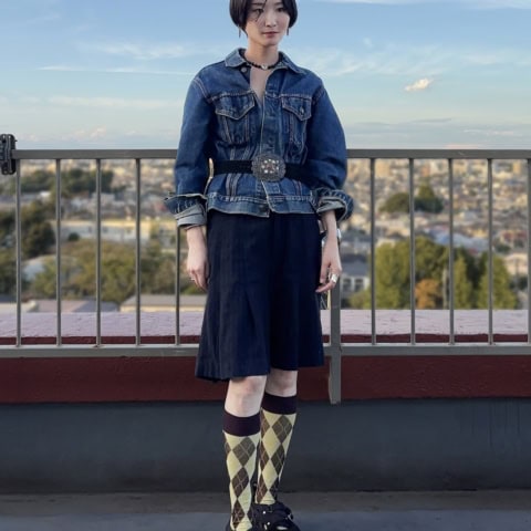 【40代スナップ】今季注目！「バックルスニーカー」でコーデをモードにシフト｜早崎円馨さん