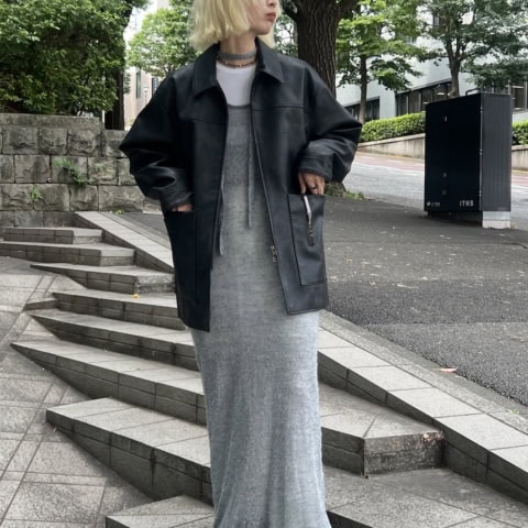 【40代スナップ】モードなワンピコーデに「辛口スニーカー」投入で洒落る！｜木下沙理菜さん