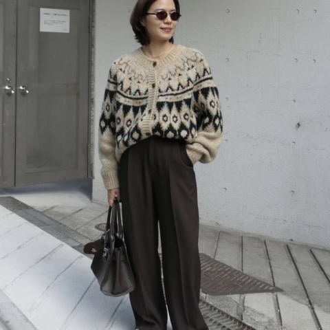 【40代スナップ】旬の「スエードスニーカー」でワントーンコーデに遊びをプラス♡｜田原麻捺さん