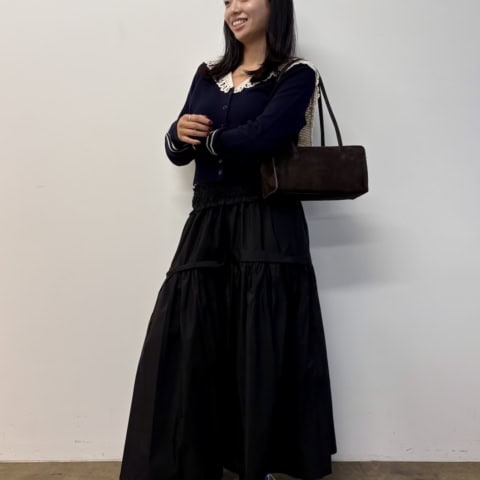 【40代スナップ】大人の甘めスタイルに存在感大「ナイキ」のスニーカーが盛れる｜Yuka Kugimaruさん