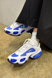 「Veneda CarterとNike Air Max Museのコラボスニーカーは、オフホワイトのボディに鮮やかなブルーのアクセントが光る一足。どんなスタイルにも映えるため、これだけでアウトフィットの主役になってくれるのが魅力です」ナイキのスニーカーは本人私物