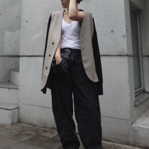 【40代スナップ】機能性もデザインも優秀「サロモン」のスニーカーでモード見せ｜矢倉はるかさん