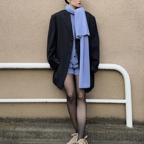 【40代スナップ】大人なニットアップに「パイソン柄」スニーカーが映える！｜本間理恵子さん