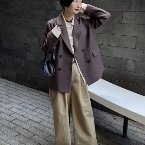 【40代スナップ】シックなブラウンコーデに品よくなじむアディダス「SAMBA」は万能！｜藤原祥子さん