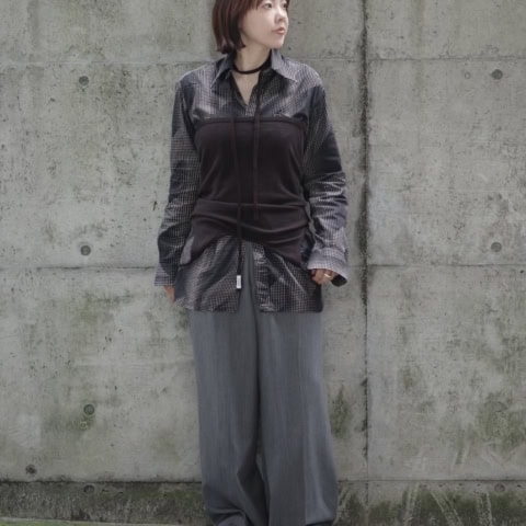 【40代スナップ】ハンサムなスタイルをほどよくハズす「サロモン」は白で正解！｜三井千晶さん