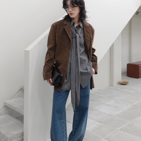 【40代スナップ】ジャケットスタイルはトレンドの「スエード」でさらに洒落る！｜倉奏絵さん