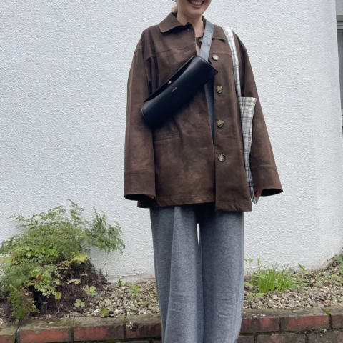 【40代スナップ】ニットにも羽織れる大きめヴィンテージ風ジャケットが洒落てる！｜横山友子さん