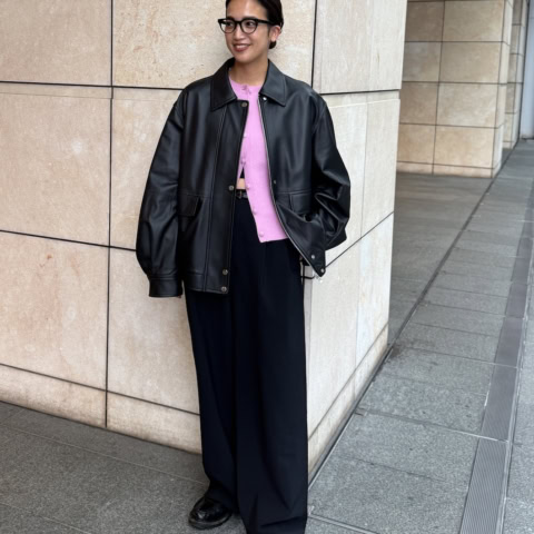 【40代スナップ】旬度高め！「オーバーサイズ」レザーブルゾンに差し色をチラ見せ｜水谷優芽さん