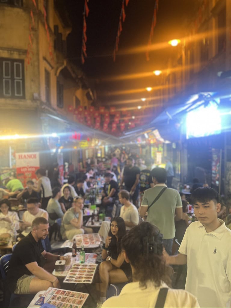 歩行者天国でもないのに道端いっぱいに座席があって、もはや無法状態（笑）