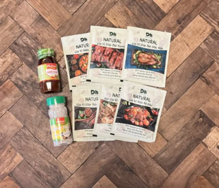 シーズニング系も筆者のベトナムみやげの定番。DHフーズのNATURALは、いろいろなスパイスを配合したもの。作り方も書いてありますが、筆者はお肉をオリーブオイルとマリネして焼いて食べることが多いです。こちらひとつ5,100ドン（日本円で約30円）〜とお手頃なんですが、誰でも簡単に絶品肉料理に仕上がります。チリは9,900ドン（日本円で約59円）、ペッパーレモンソルトは10,500ドン（日本円で約63円）でした。まだストックがあったので今回は買いませんでしたが、胡椒の産地フーコック島の胡椒もオススメですよ