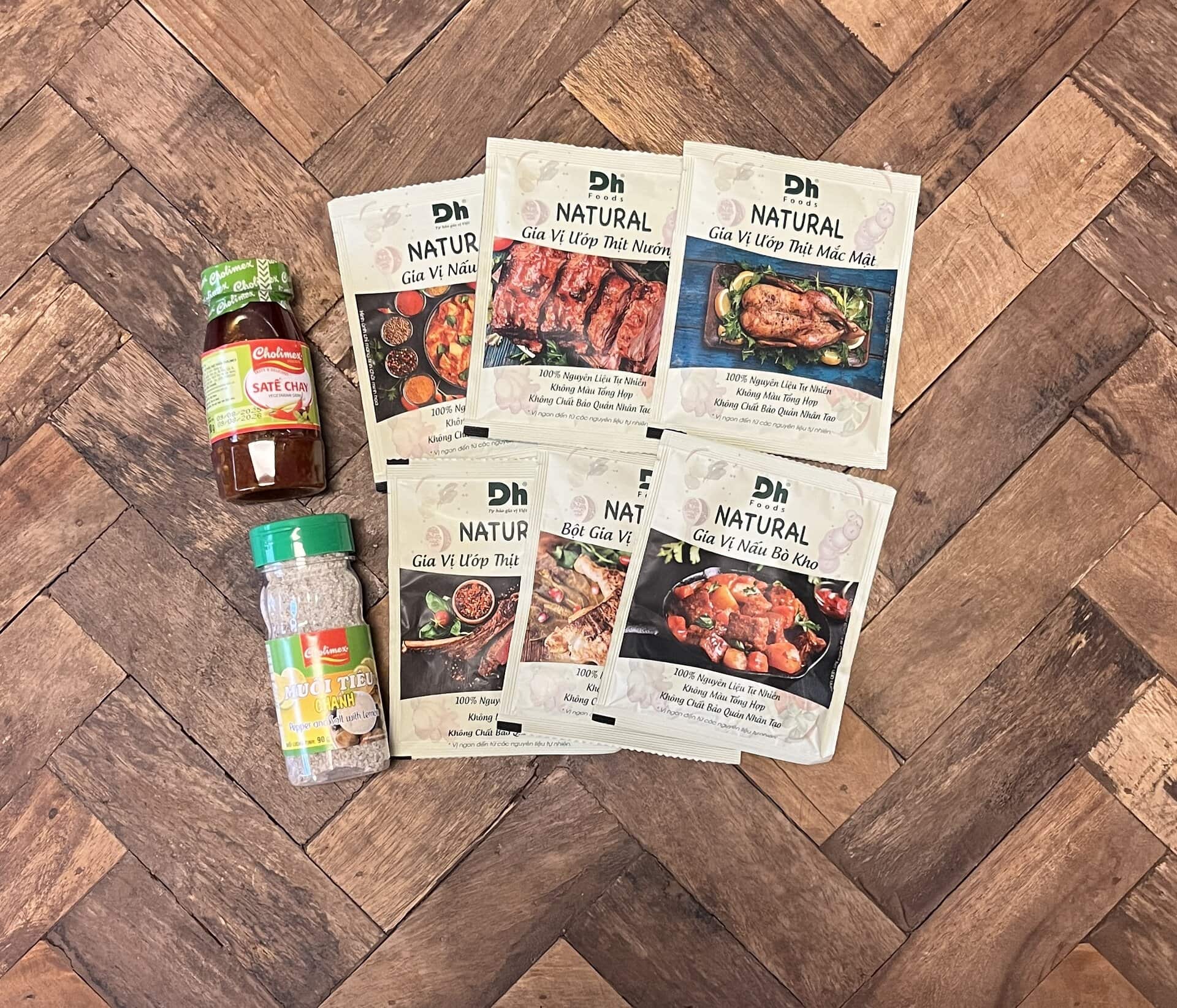 シーズニング系も筆者のベトナムみやげの定番。DHフーズのNATURALは、いろいろなスパイスを配合したもの。作り方も書いてありますが、筆者はお肉をオリーブオイルとマリネして焼いて食べることが多いです。こちらひとつ5,100ドン（日本円で約30円）〜とお手頃なんですが、誰でも簡単に絶品肉料理に仕上がります。チリは9,900ドン（日本円で約59円）、ペッパーレモンソルトは10,500ドン（日本円で約63円）でした。まだストックがあったので今回は買いませんでしたが、胡椒の産地フーコック島の胡椒もオススメですよ