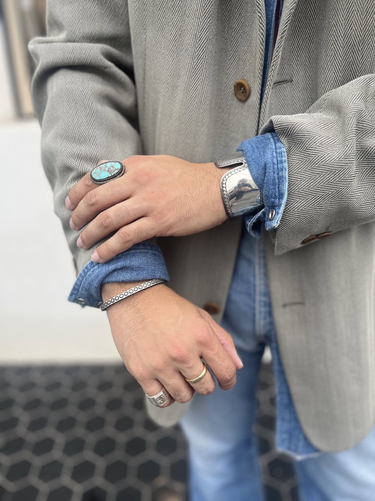 アクセサリー選びにも黒野さんのセンスが光りまくっていますよね。デニムシャツの袖口をラフに折り返したり、こういったテクニックもさりげなくやっちゃうところがおしゃれです