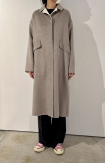 カシミヤリバーコート￥396,000（エブール）