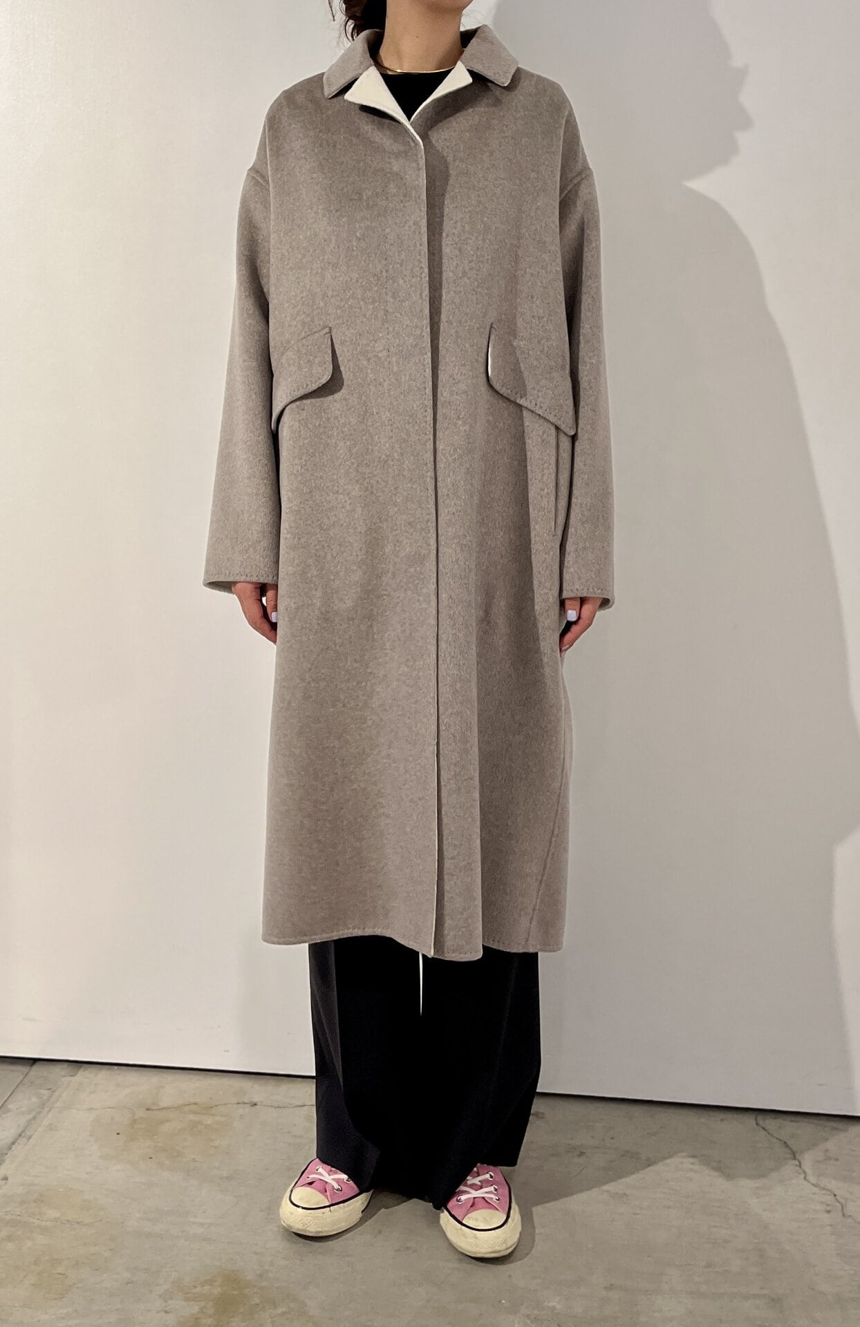 カシミヤリバーコート￥396,000（エブール）