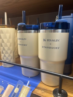 このタンブラーもかわいかったです♡ シャンパンゴールドとブルーの配色も他では見ないし、個人的にストロー付きなのも好みでした。780,000ドン（日本円で約4,680円）