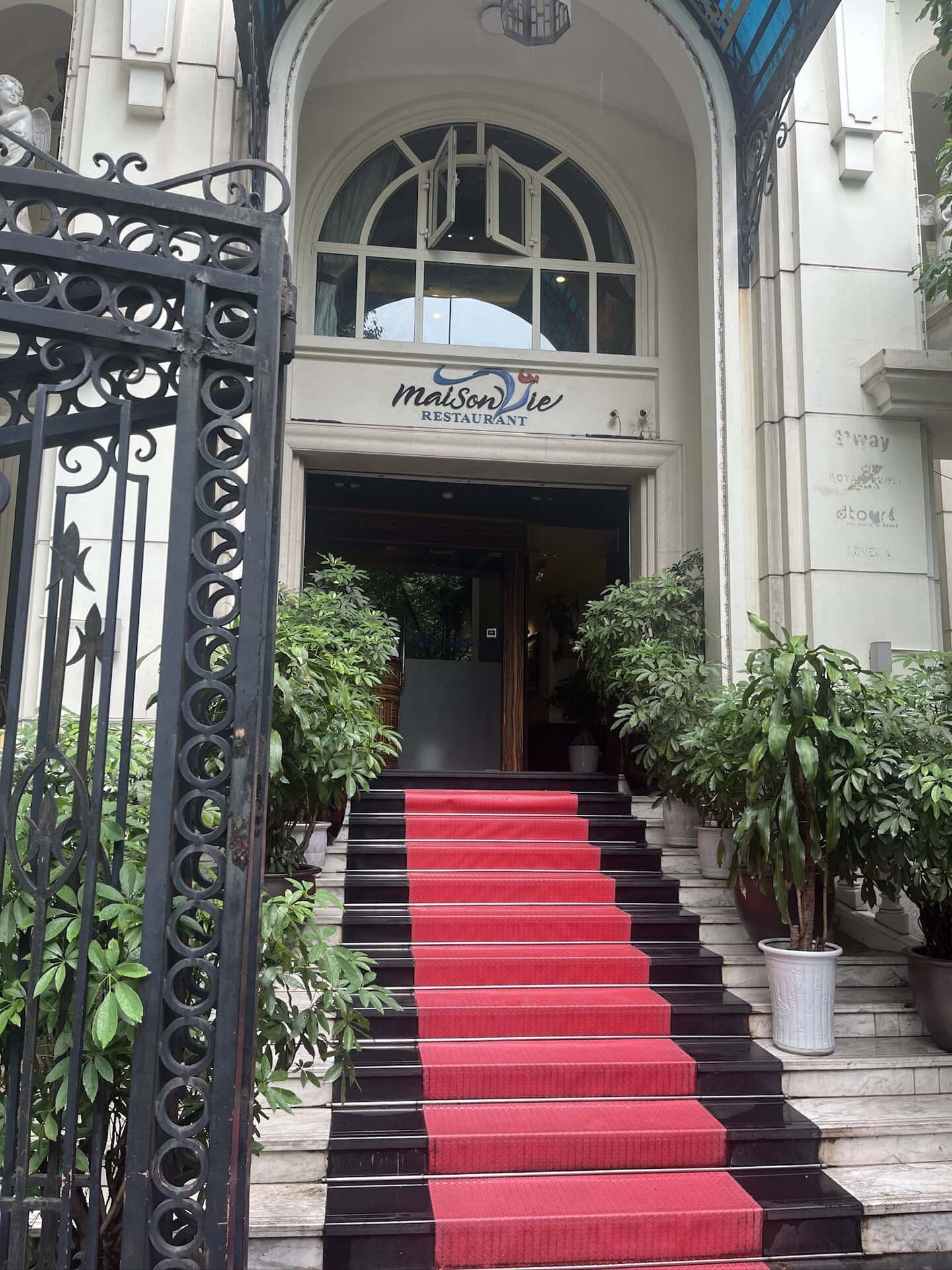 レッドカーペッドが敷かれた高級感漂うエントランス