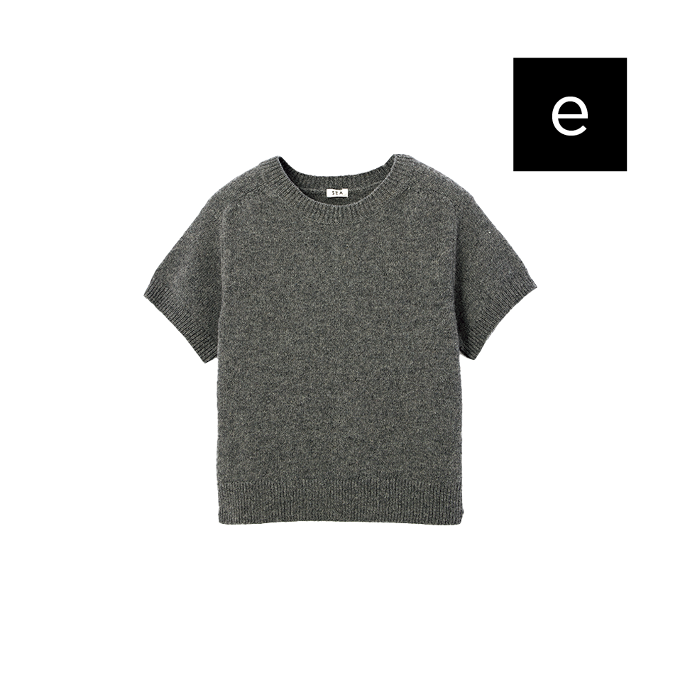 【SEAのニット】 飽きのこないシンプルなデザインのクルーネックニットはひとつ持っておくと便利。コンパクトなサイジングだから全身のバランスもとりやすい! ¥28,600(シー/エスストア)
