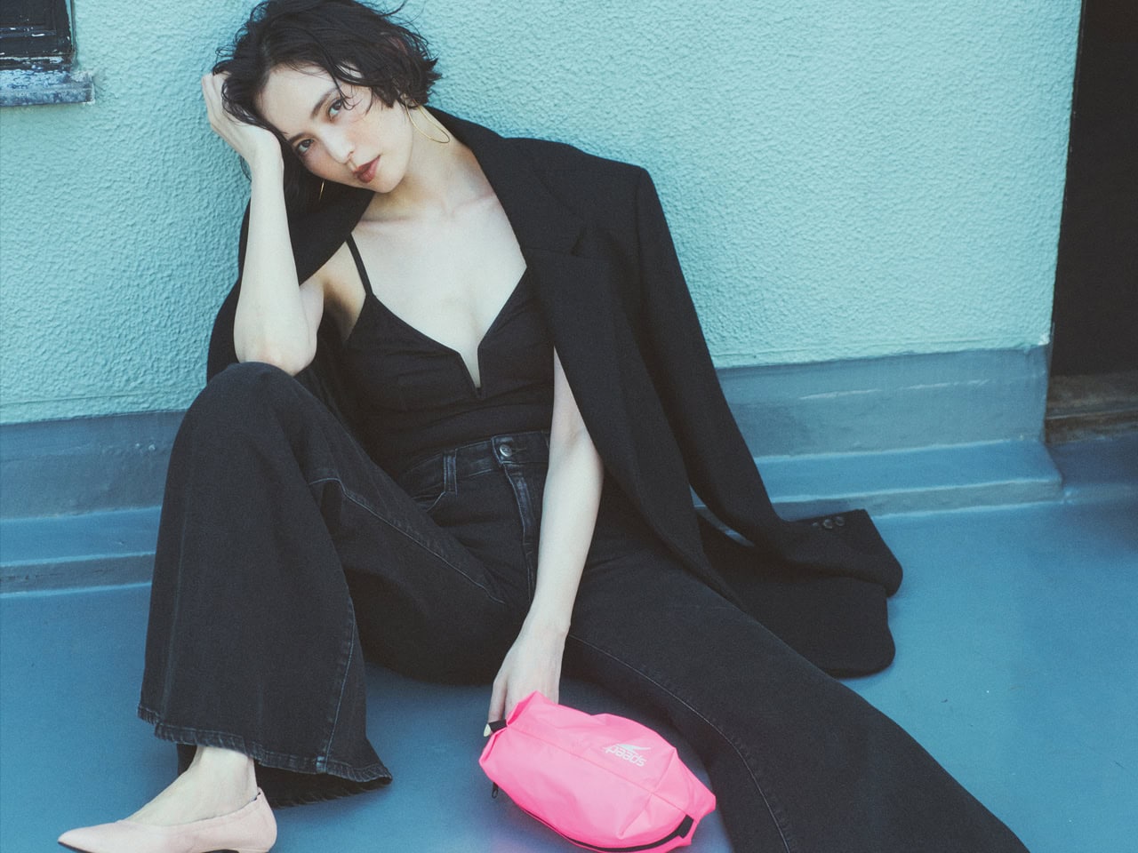 フレアデニム+ジャケット肌見せで超絶洒落てるオールブラックスタイルが完成!【10日間着まわし】