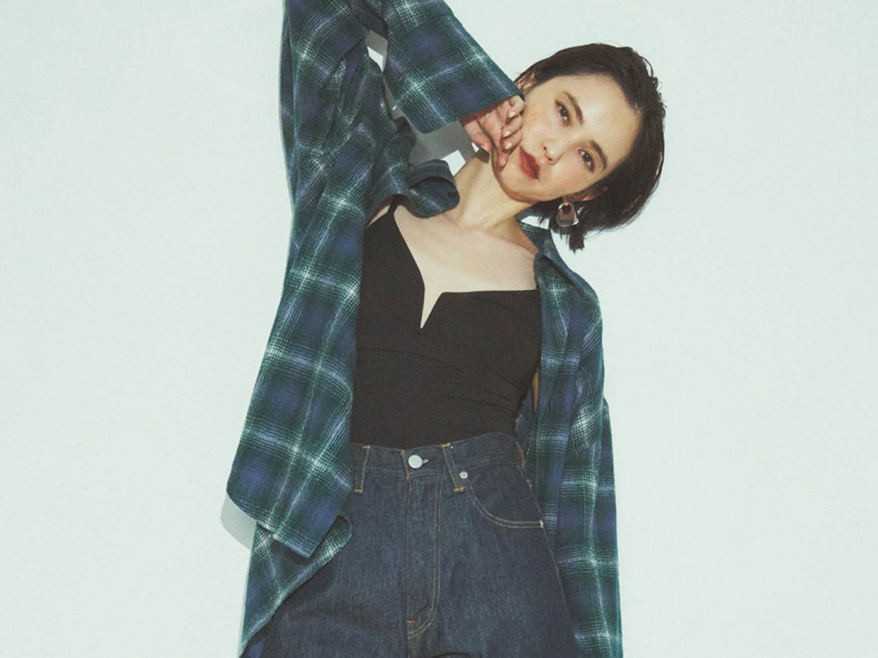 「キレイめ担当デニム」があれば、定番シャツコーデで品よくこなれ見えが叶う!|10日間着まわし