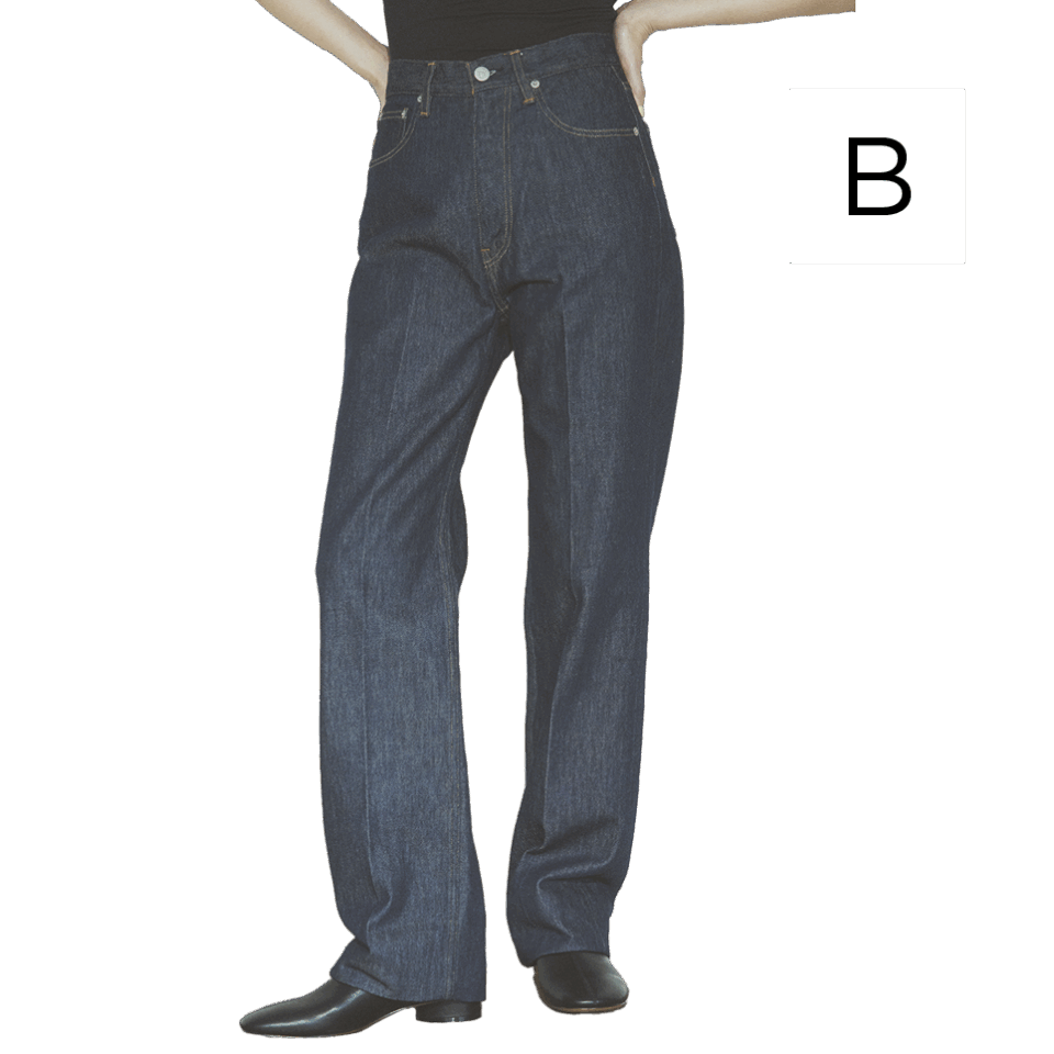 【AURALEEのストレートデニム】 パリッとした風合いのストレートデニムはキレイめ担当に抜擢。スラックスのような美しいシルエットでデイリーにはもちろんのこと、オフィスでも活躍してくれること間違いなしです。¥37,400(オーラリー)