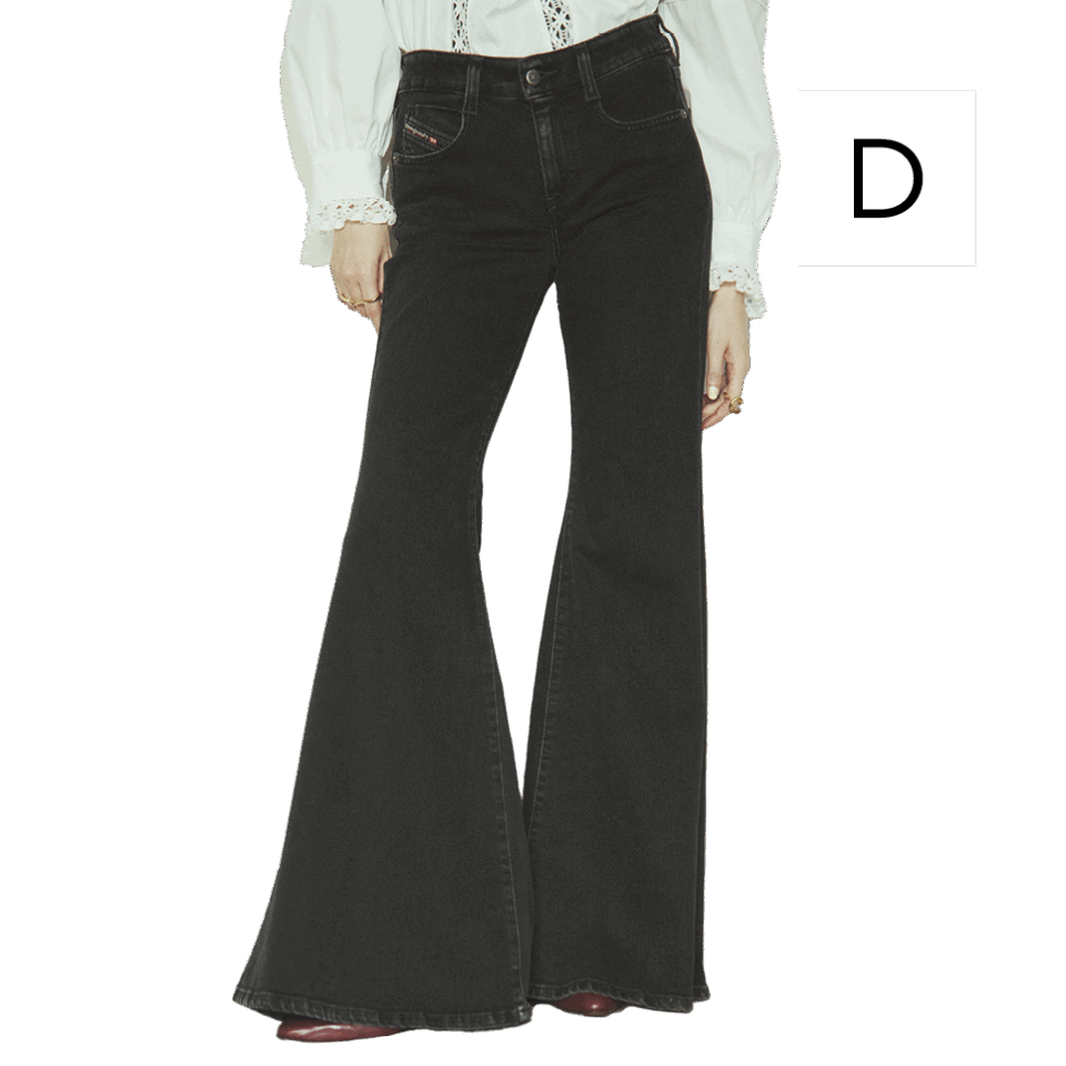 【DIESELのベルボトムデニム】 とんでもなくフレアなデザインが周囲の目を引く1本。メリハリのあるシルエットで、美脚効果も絶大です。ブラックは少しモードな印象もあり、意外とスタイリングしやすい! ¥46,200(ディーゼル/ディーゼル ジャパン)