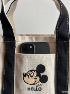 外側にはポケットがひとつ付いています。