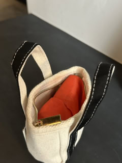 トート型チャームはチャック付き。