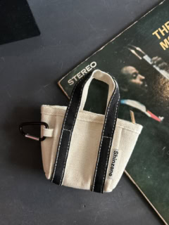 シンゾーンのタグがアクセントになったミニチャーム。