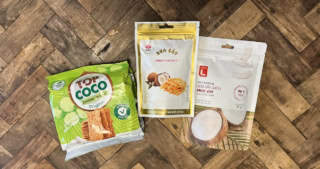 今回初挑戦だったココナッツチップ。じつはココナッツが少し苦手で、これまではノー眼中だったんです。でも、一緒に旅をした方たちがオススメしてくれたので、3種類ほど買ってみました。左はココナッツクラッカー（31,100ドン＝日本円で約186円）で、めちゃくちゃおいしかったです。小分けになっているのもよかったし、もうひとつ買えばよかったと後悔したほど。真ん中（15,800ドン＝日本円で約94円）と左（23,900ドン＝日本円で約143円）はココナッツチップで、どちらも軽くてパクパク食べられちゃいます。バニラアイスの上にトッピングしても、これまた絶品！