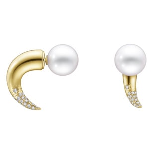 〈デインジャー ホーン〉イヤリング［K18YG×南洋真珠 白蝶×DIA］¥1,617,000（TASAKI）