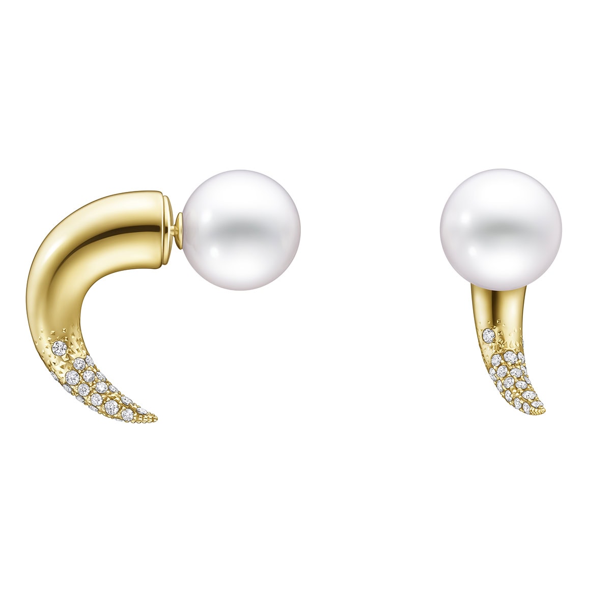 〈デインジャー ホーン〉イヤリング［K18YG×南洋真珠 白蝶×DIA］¥1,617,000（TASAKI）