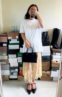Comfort ColorsのTシャツ、STAND STUDIOのレーススカート、TOUT Y ESTのバッグ、Aeydeのシューズは全て本人私物