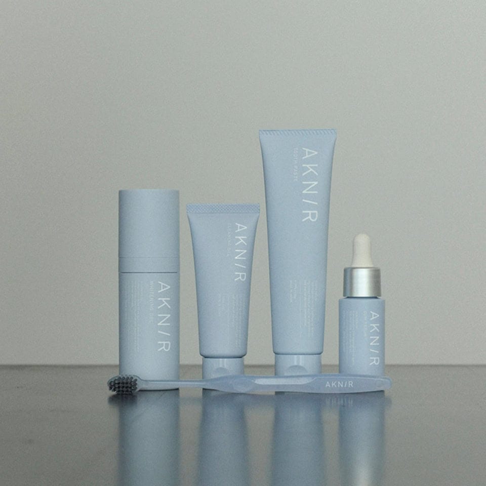 スペシャルカラージェル 30g、 クリーニングジェル 45g、デンタルペースト 100g、オーラルセラム 17mL、 トゥースブラシ（全てAKNIR）　全て アクニー