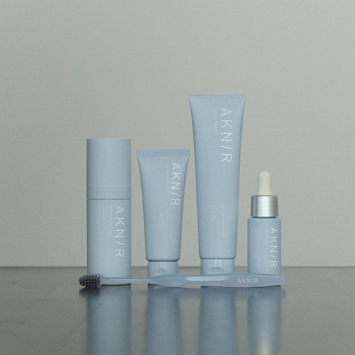 スペシャルカラージェル 30g、 クリーニングジェル 45g、デンタルペースト 100g、オーラルセラム 17mL、 トゥースブラシ（全てAKNIR）　全て アクニー