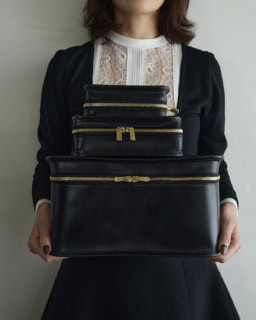 上から:レザーポーチ¥14,800、レザーセカンドバッグ¥22,800、レザートラベルボックスバッグ¥69,800(全てLIFESTYLIST)、ブラウス¥152,900(ヌメロ ヴェントゥーノ/イザ)