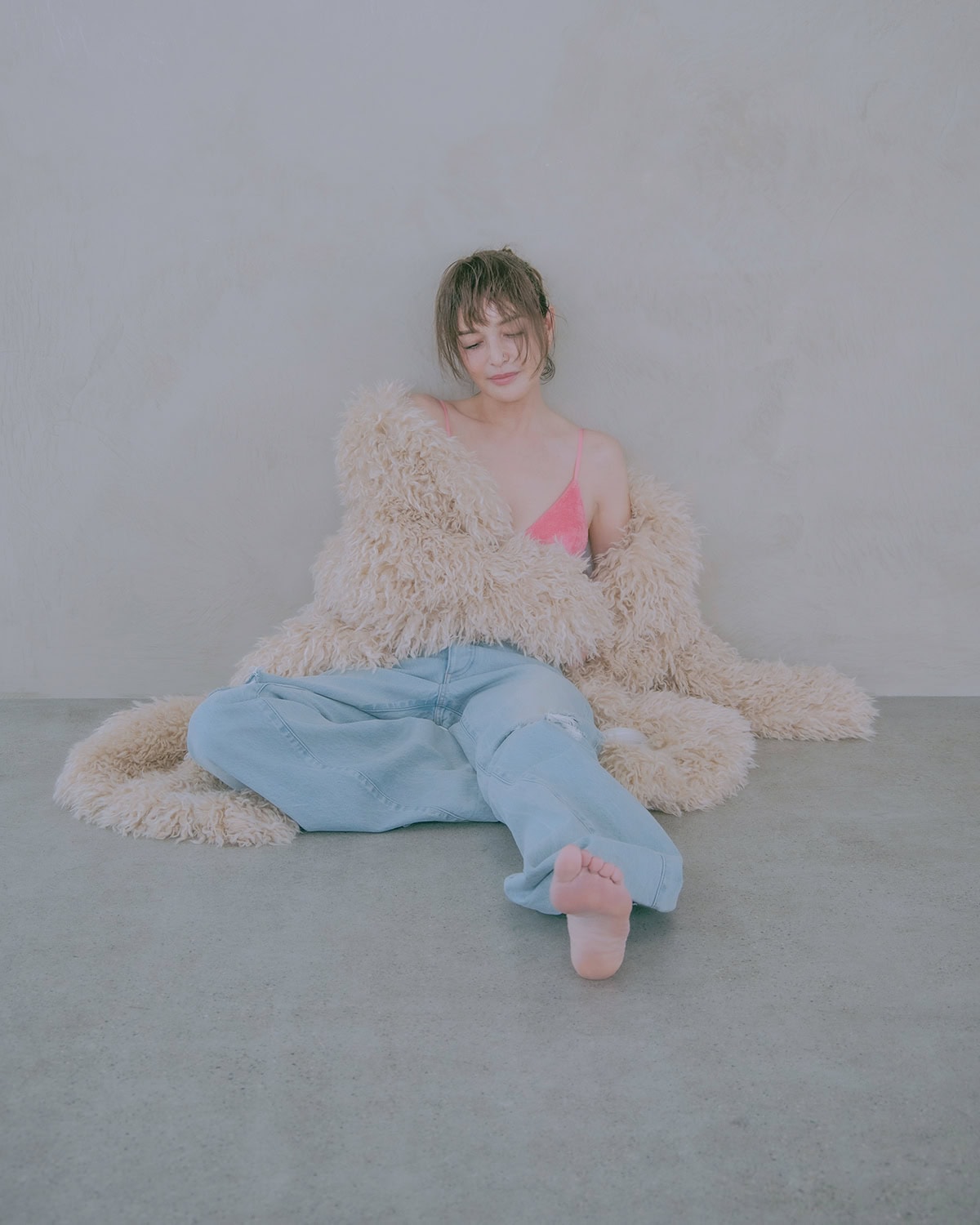 デニムパンツ¥45,100（TANAKA）、ファーコート¥140,800（クリスティーナ ティ／PR01.TOKYO）、ブラ／スタイリスト私物