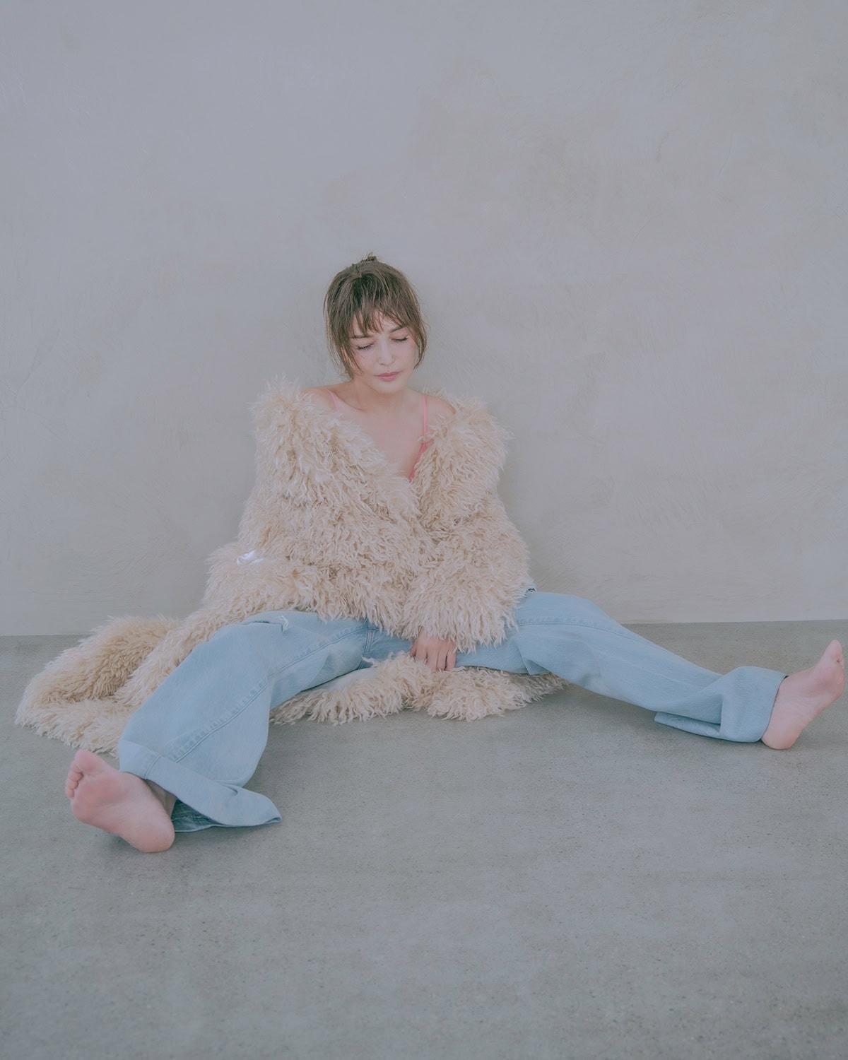 デニムパンツ¥45,100(TANAKA)、ファーコート¥140,800(クリスティーナ ティ/PR01.TOKYO)、ブラ/スタイリスト私物