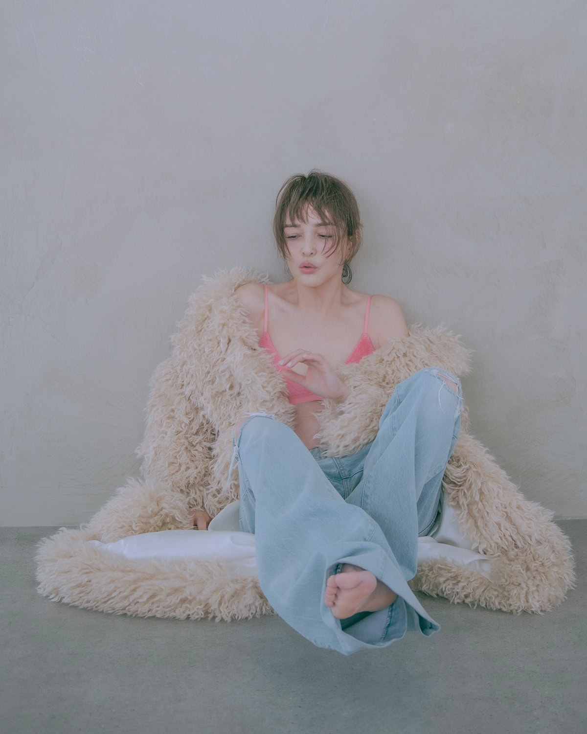 デニムパンツ¥45,100(TANAKA)、ファーコート¥140,800(クリスティーナ ティ/PR01.TOKYO)、ブラ/スタイリスト私物