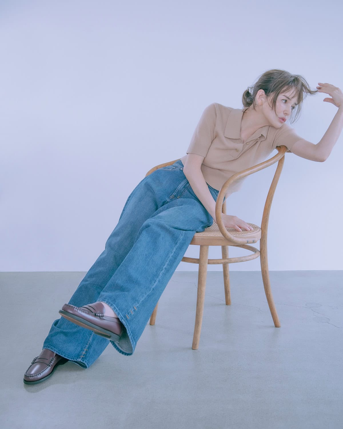 デニムパンツ¥41,800（トゥ エ モン トレゾア／エドストローム オフィス）、ニットポロ¥80,300（フォルテ フォルテ／コロネット）、ローファー¥48,400（セバゴ／トヨダトレーディング プレスルーム）、シュシュ¥5,390（ヘイップ）