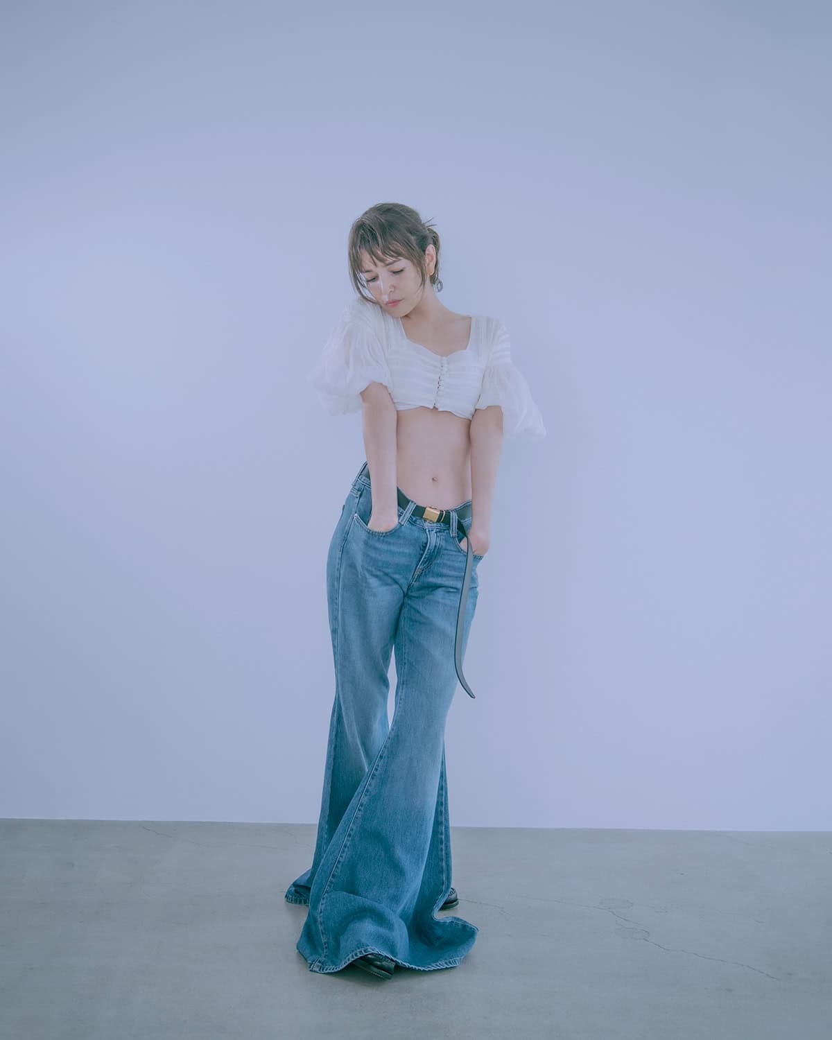 デニムパンツ¥39,600(ディーゼル/ディーゼル ジャパン)、ベルト¥75,900(デアンシェ/S&T)、ローファー¥48,400(セバゴ/トヨダトレーディング プレスルーム)、その他/スタイリスト私物