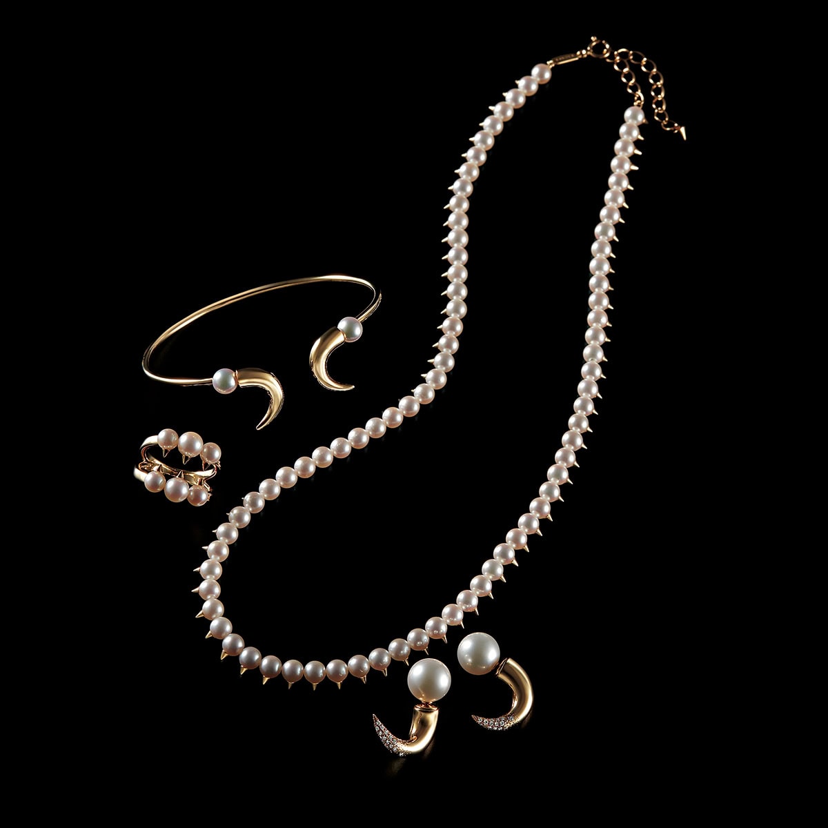 左から：〈デインジャー〉リング［K18YG×あこや真珠］¥471,900、〈デインジャー ホーン〉ブレスレット［K18YG×あこや真珠］¥638,000、〈デインジャー〉ネックレス［K18YG×あこや真珠］¥1,058,200、〈デインジャー ホーン〉イヤリング［K18YG×南洋真珠 白蝶×DIA］¥1,617,000（全てTASAKI）