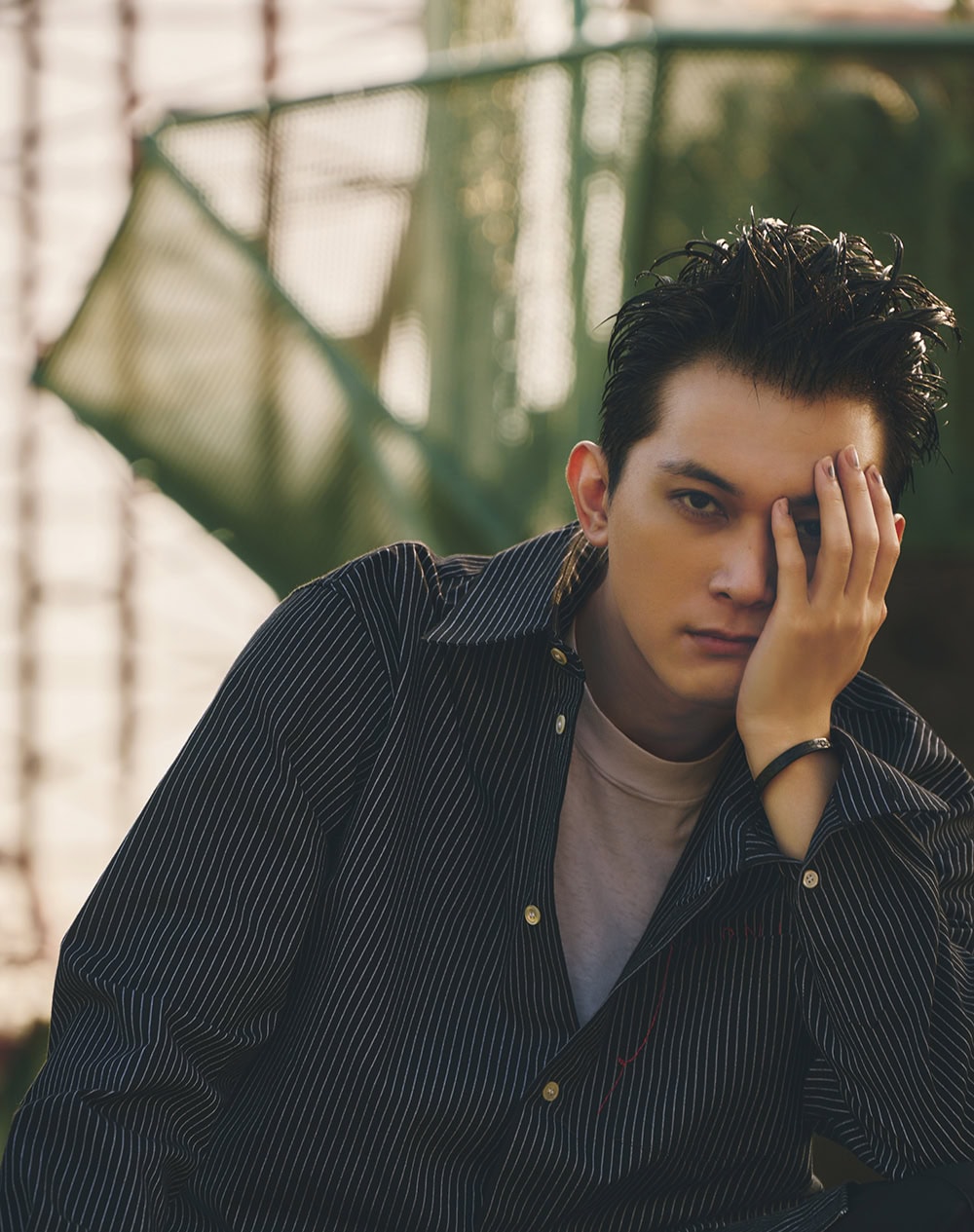 シャツ ¥190,300、パンツ ¥139,700（共にマルニ／マルニ ジャパン クライアントサービス）、その他スタイリスト私物