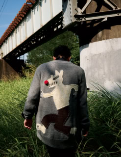 カーディガン ¥316,800、シャツ ¥190,300、パンツ ¥139,700(全てマルニ/マルニ ジャパン クライアントサービス)