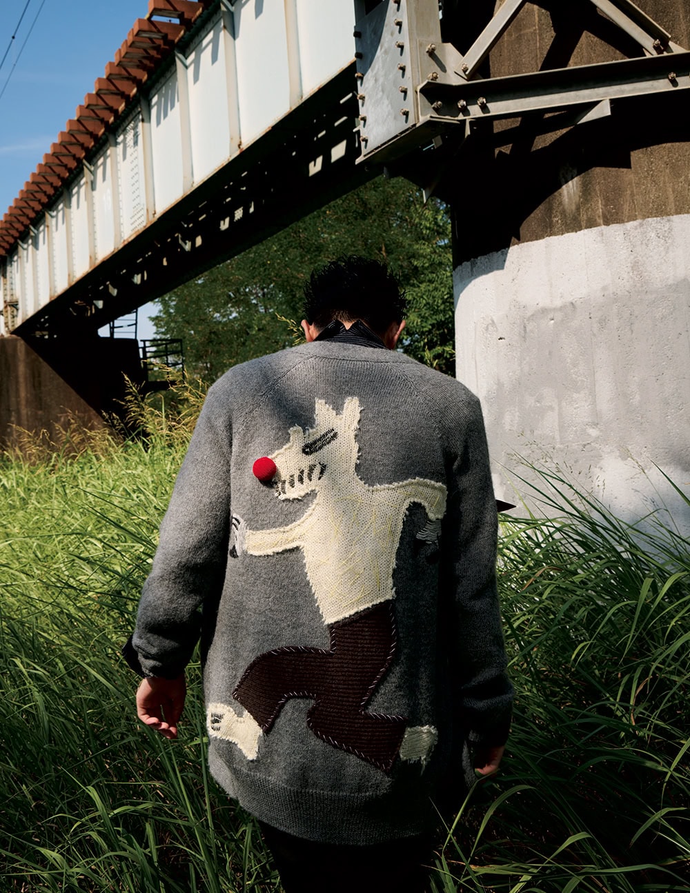 カーディガン ¥316,800、シャツ ¥190,300、パンツ ¥139,700（全てマルニ／マルニ ジャパン クライアントサービス）