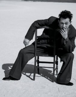 ジャケット ¥186,000、シャツ ¥109,000、パンツ ¥111,000、ネックレス ¥109,000（全てルメール／エドストローム オフィス）、その他スタイリスト私物